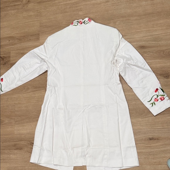 Victor Costa White Blouse with Red and Green Embroidery - Picture 6 of 6